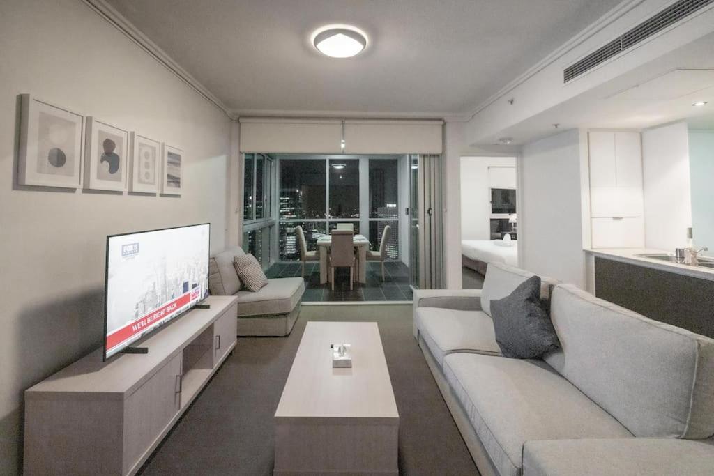 Comfy 2B1B CBD Riverview apt w Parking+Pool+Gym