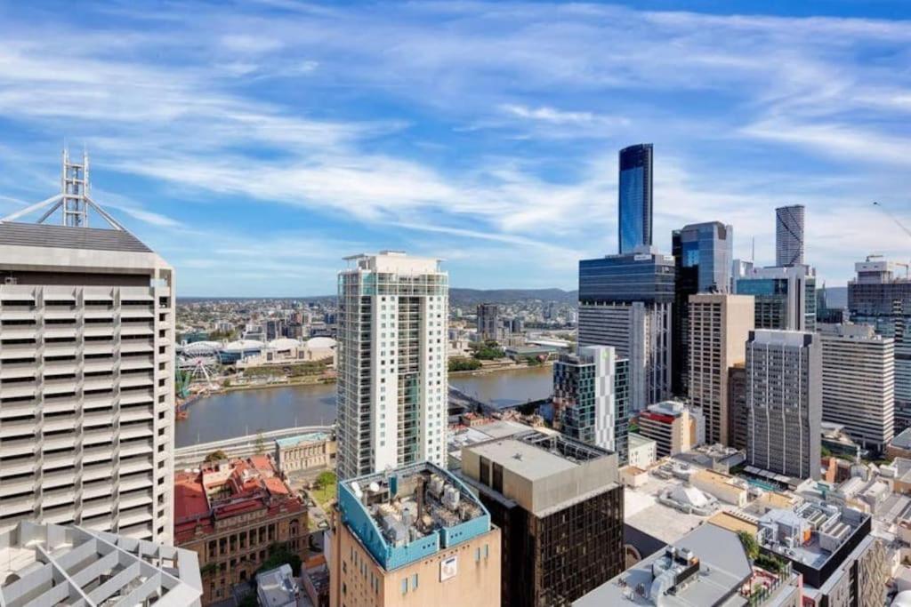 Comfy 2B1B CBD Riverview apt w Parking+Pool+Gym