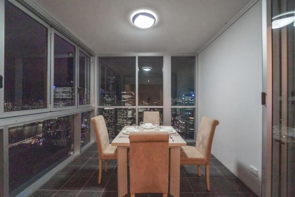 Comfy 2B1B CBD Riverview apt w Parking+Pool+Gym