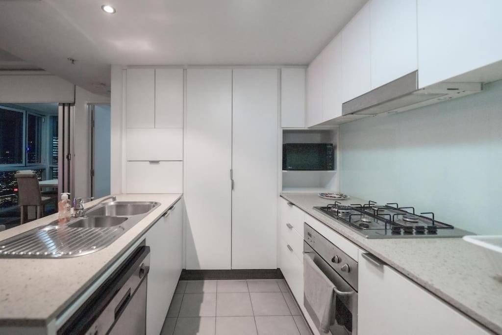 Comfy 2B1B CBD Riverview apt w Parking+Pool+Gym