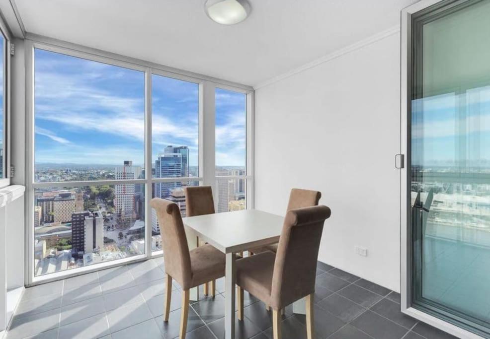 Comfy 2B1B CBD Riverview apt w Parking+Pool+Gym