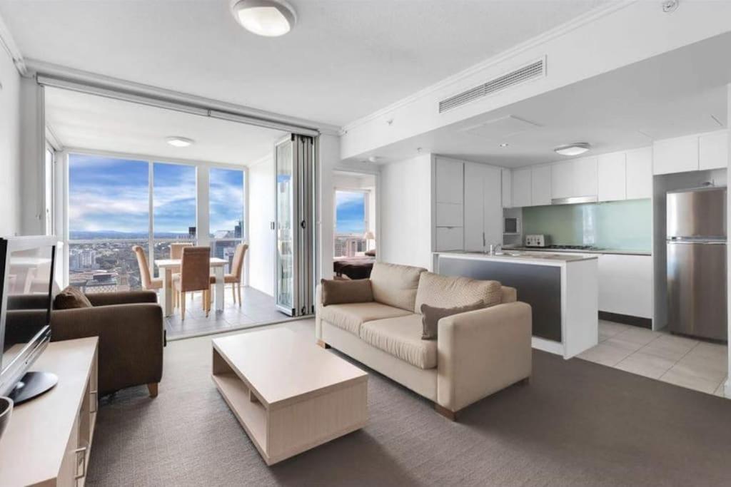 Comfy 2B1B CBD Riverview apt w Parking+Pool+Gym