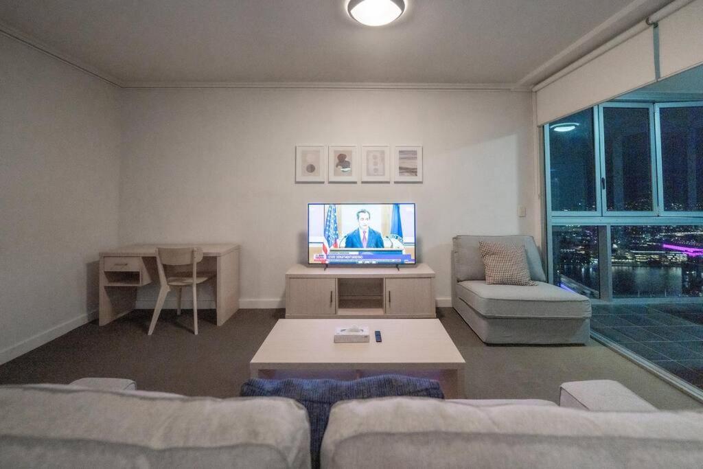 Comfy 2B1B CBD Riverview apt w Parking+Pool+Gym
