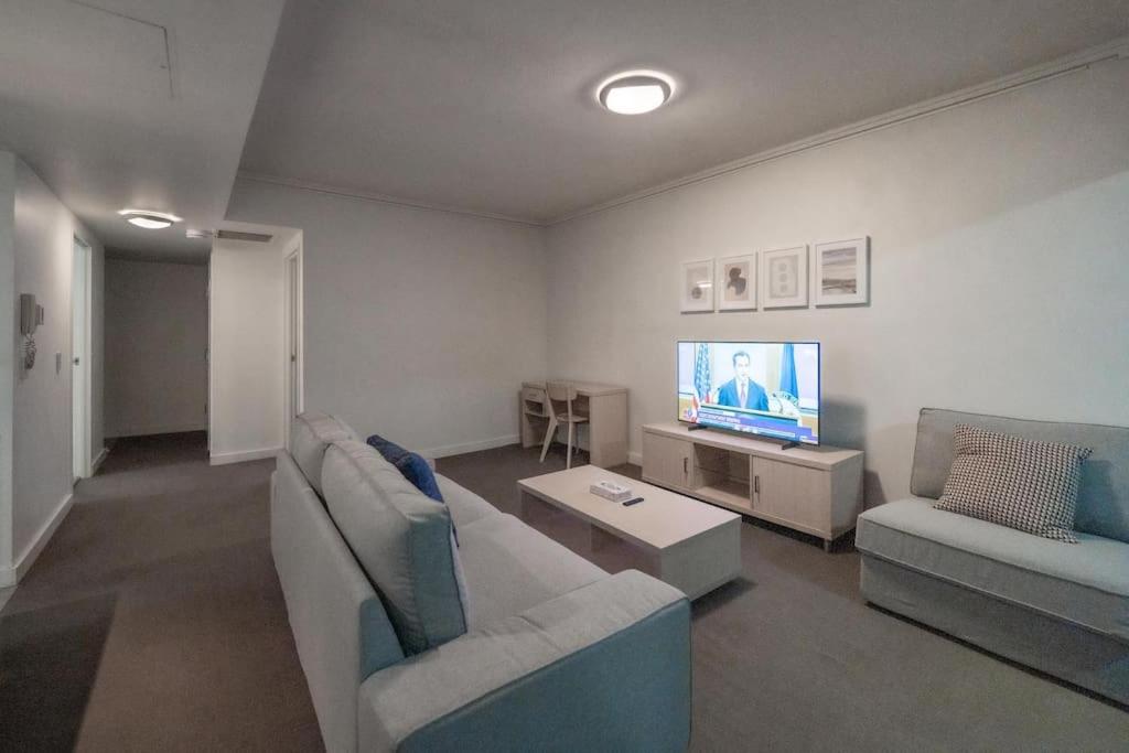 Comfy 2B1B CBD Riverview apt w Parking+Pool+Gym