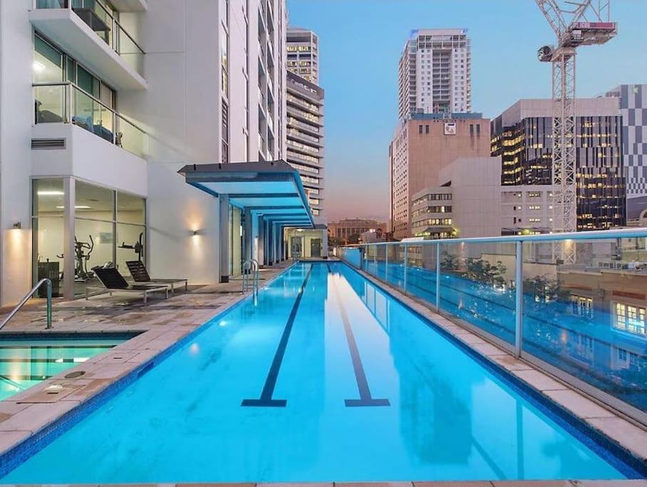 Comfy 2B1B CBD Riverview apt w Parking+Pool+Gym