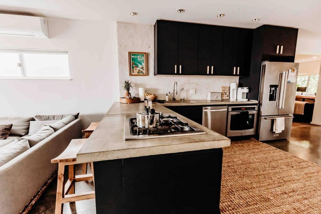 Walk Minutes to beach/Ocean views/with AC/Waimea Bay view 3