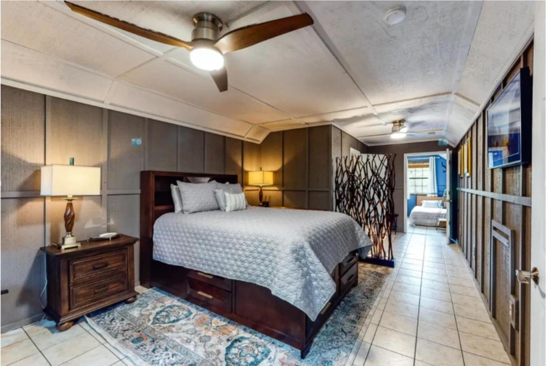 Haleywood, Private 125 acres on Lake Douglas with 2 cabins, Seasonal Pool, Boat Dock, Free Ticket!