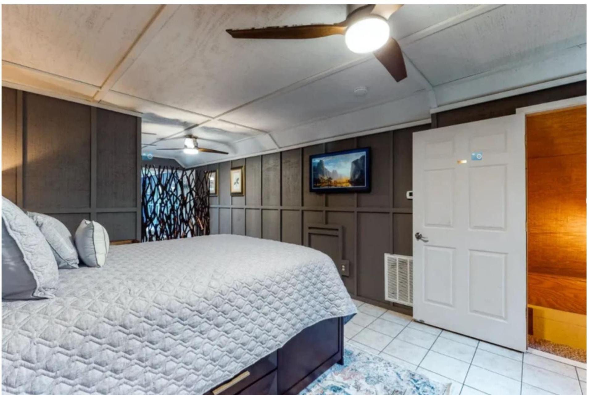 Haleywood, Private 125 acres on Lake Douglas with 2 cabins, Seasonal Pool, Boat Dock, Free Ticket!