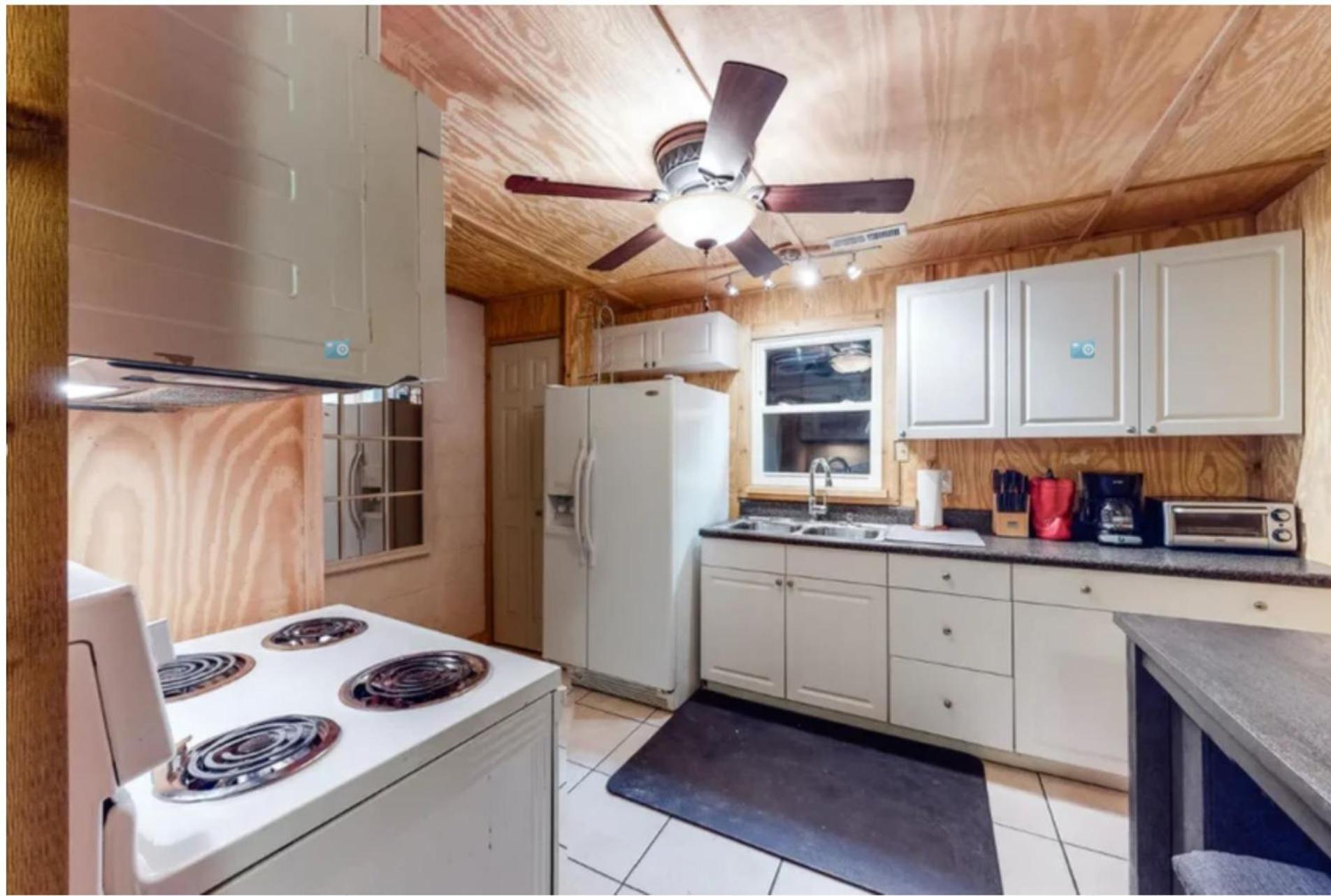 Haleywood, Private 125 acres on Lake Douglas with 2 cabins, Seasonal Pool, Boat Dock, Free Ticket!