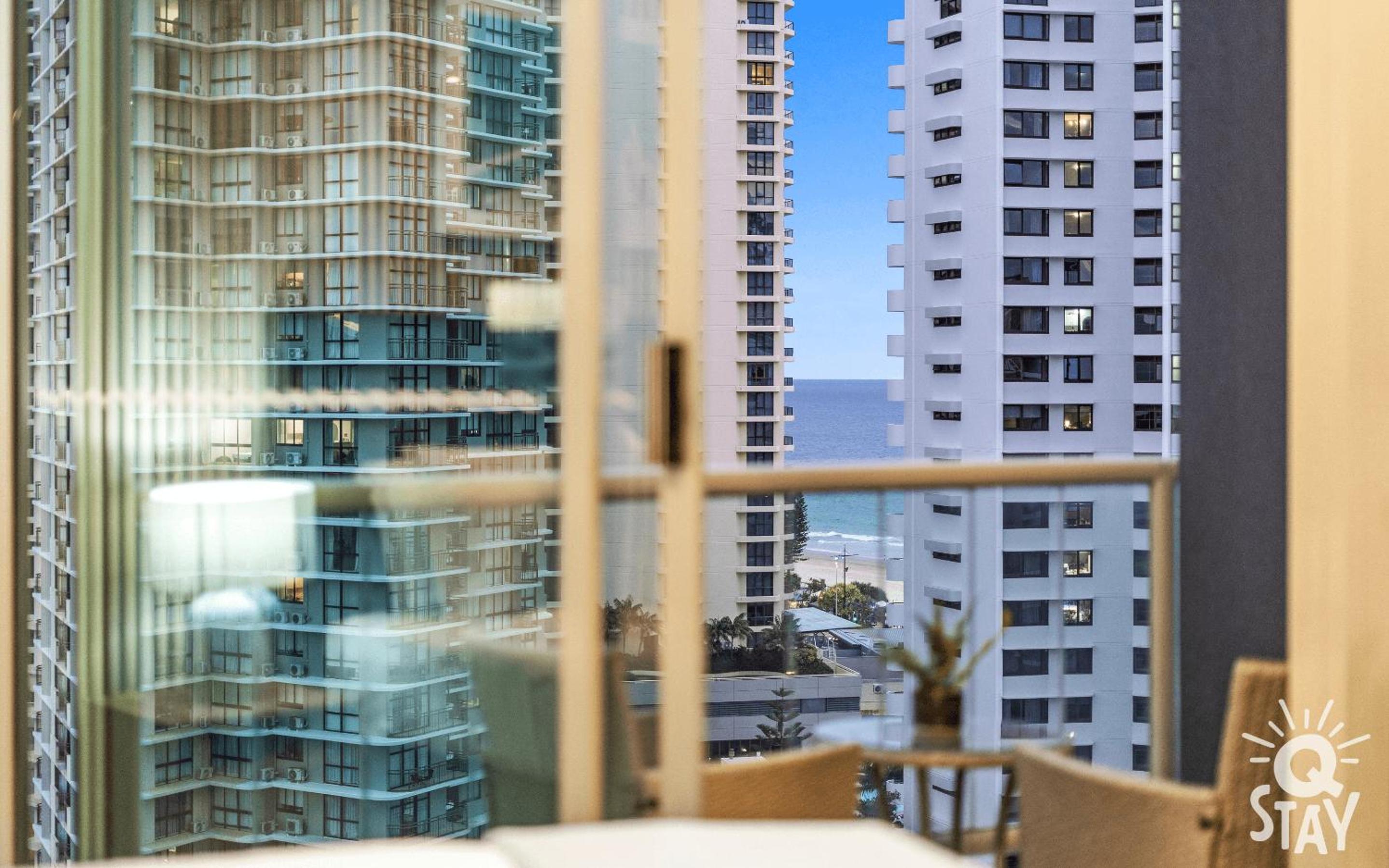 Legends Surfers Paradise MID WEEK MADNESS DEAL - Q Stay
