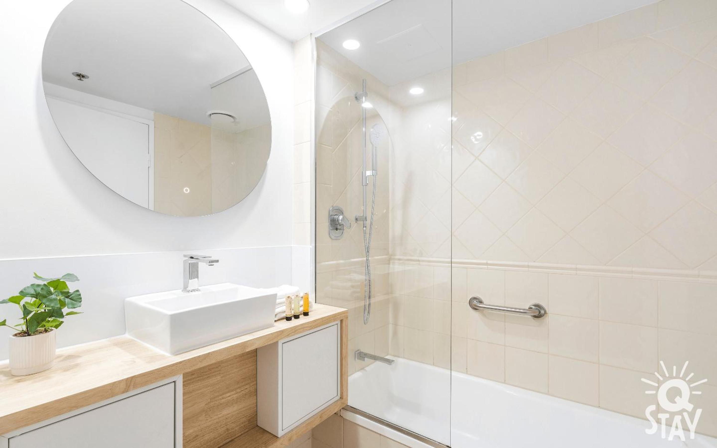 Legends Surfers Paradise MID WEEK MADNESS DEAL - Q Stay