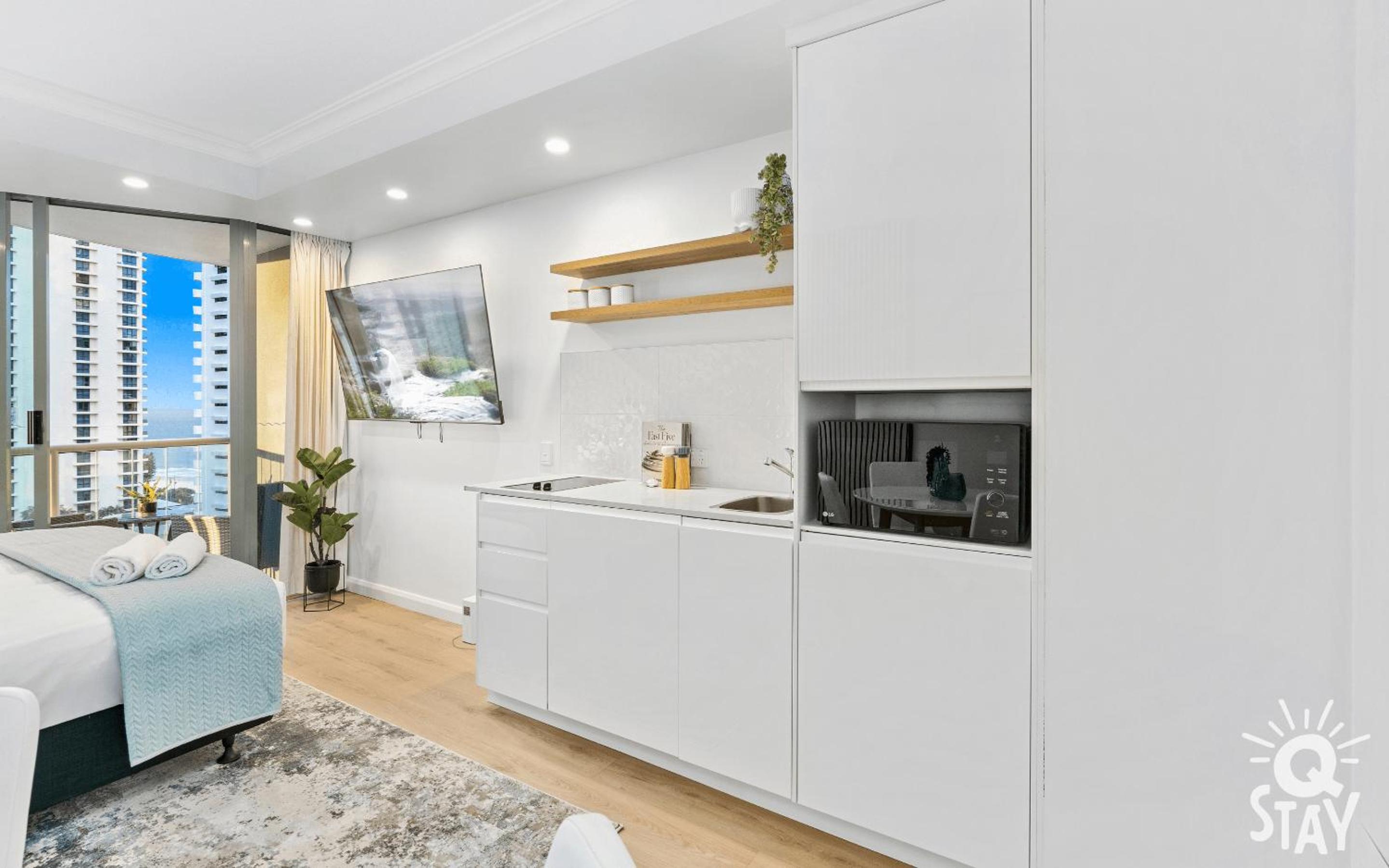 Legends Surfers Paradise MID WEEK MADNESS DEAL - Q Stay