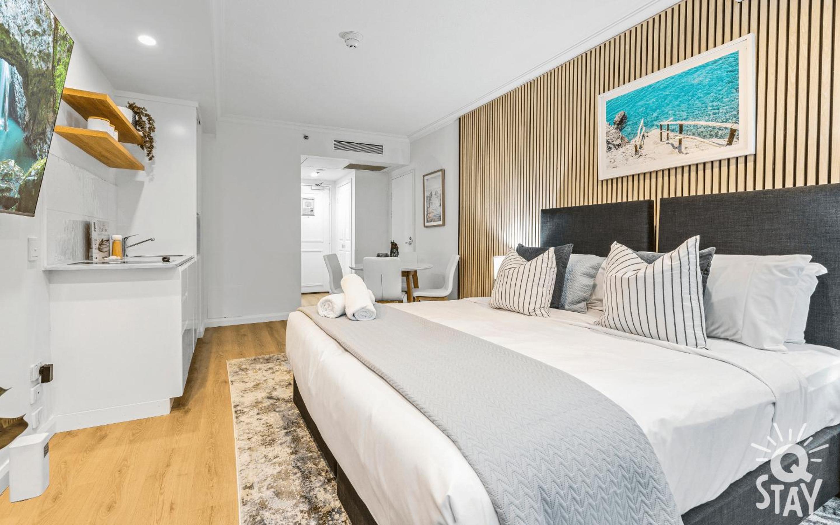 Legends Surfers Paradise MID WEEK MADNESS DEAL - Q Stay