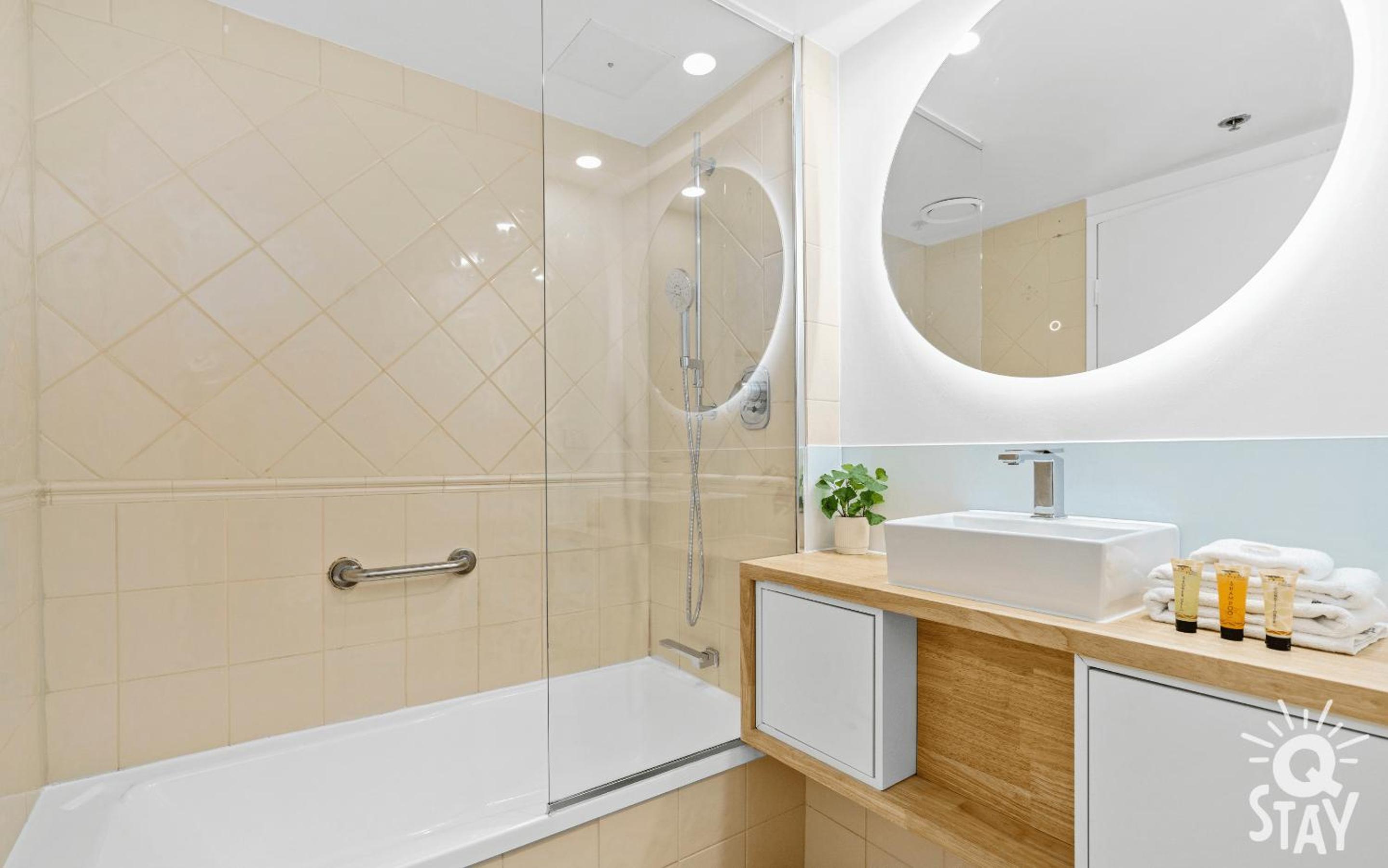 Legends Surfers Paradise MID WEEK MADNESS DEAL - Q Stay