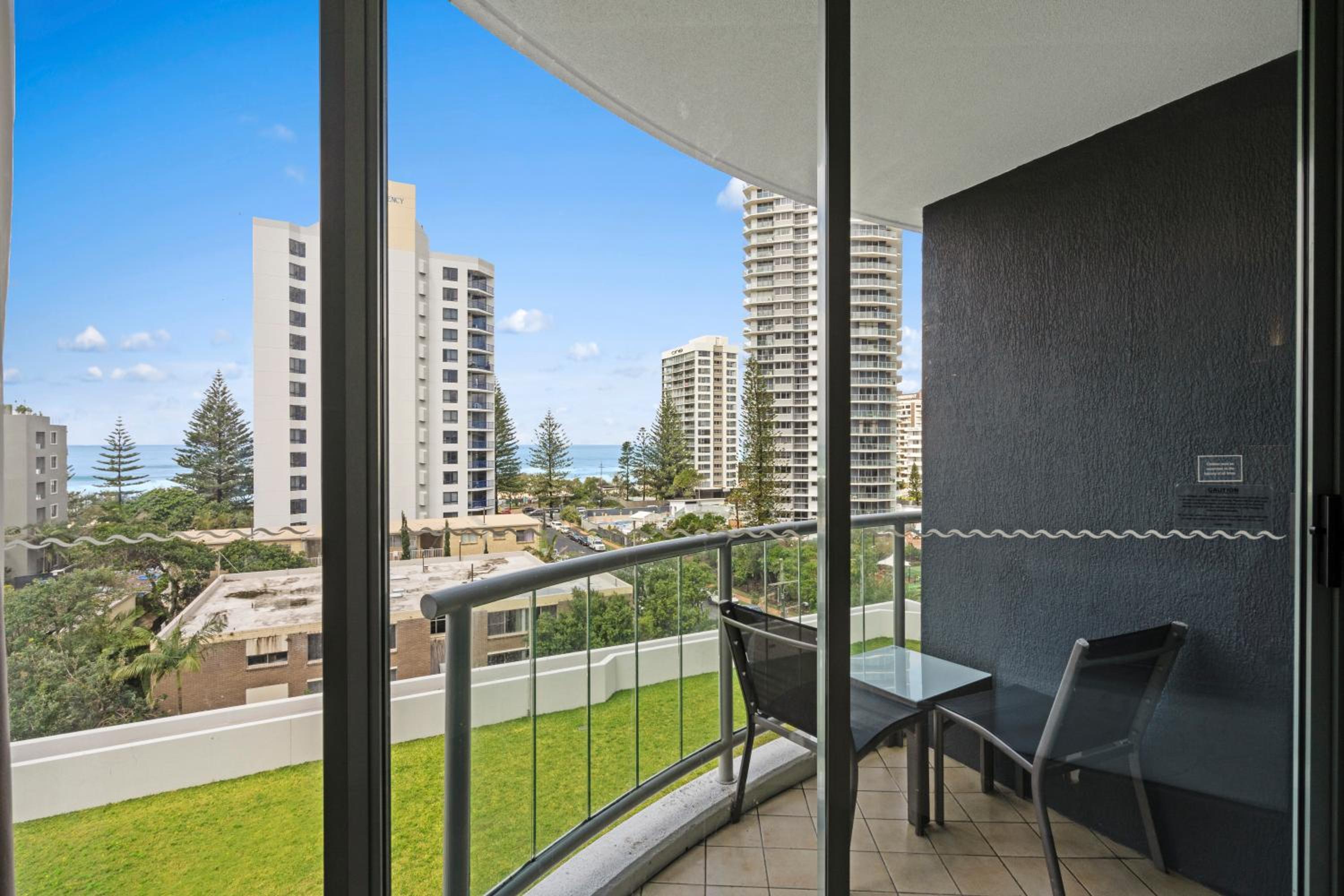 Legends Surfers Paradise MID WEEK MADNESS DEAL - Q Stay