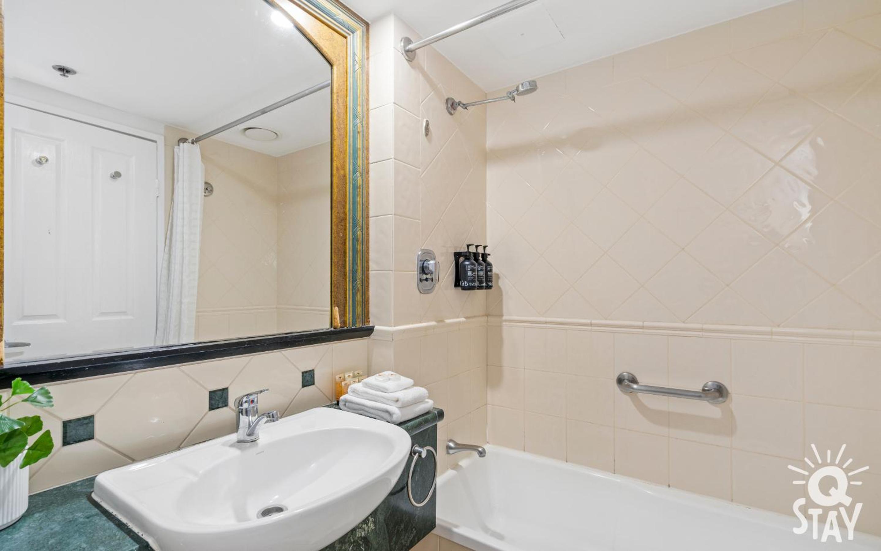 Legends Apartments - QStay