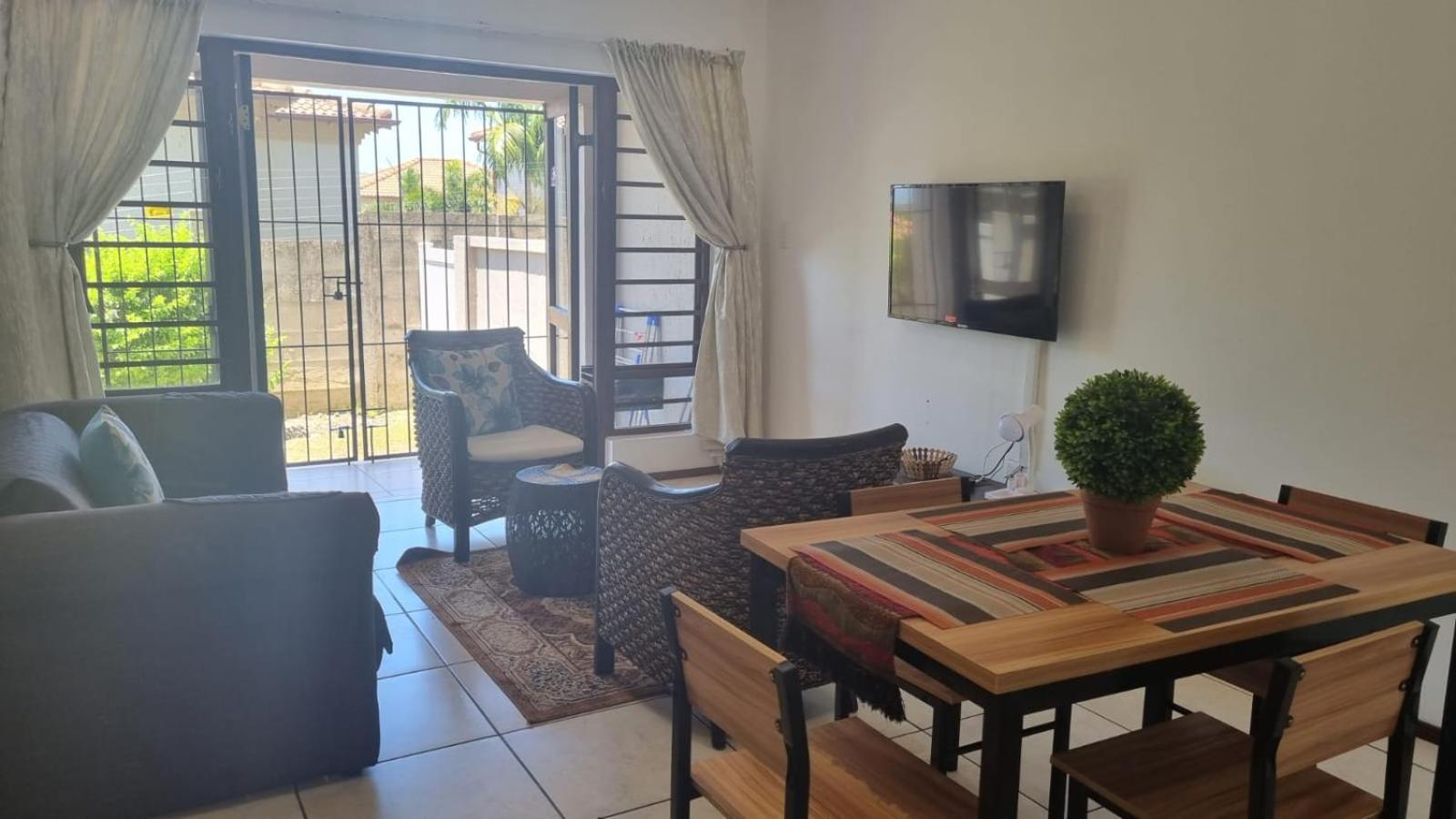 Self Catering. walking distance to beach.