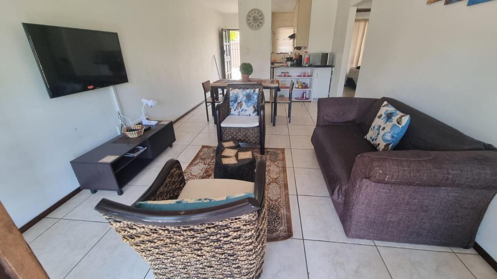 Self Catering. walking distance to beach.