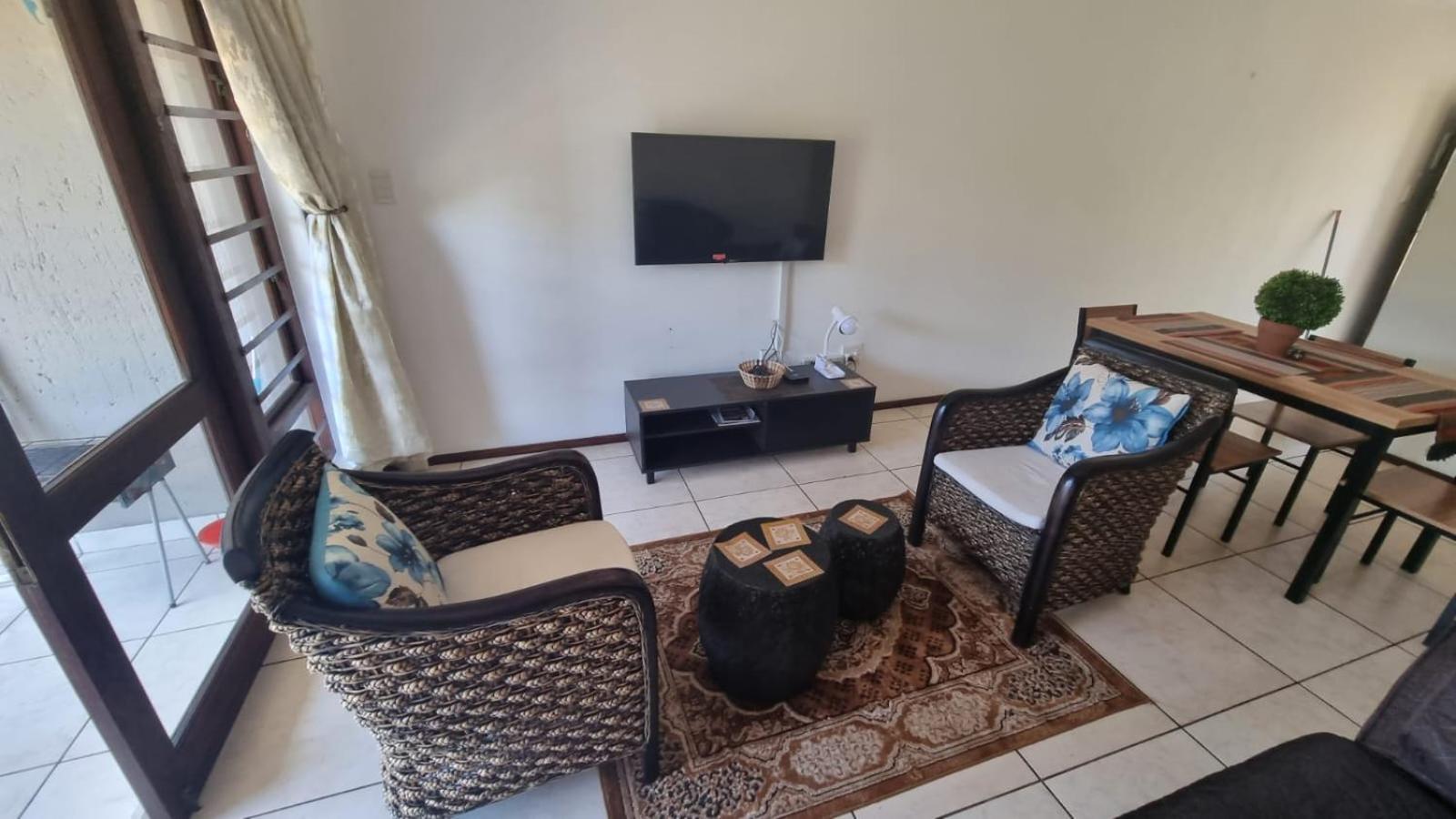 Self Catering. walking distance to beach.
