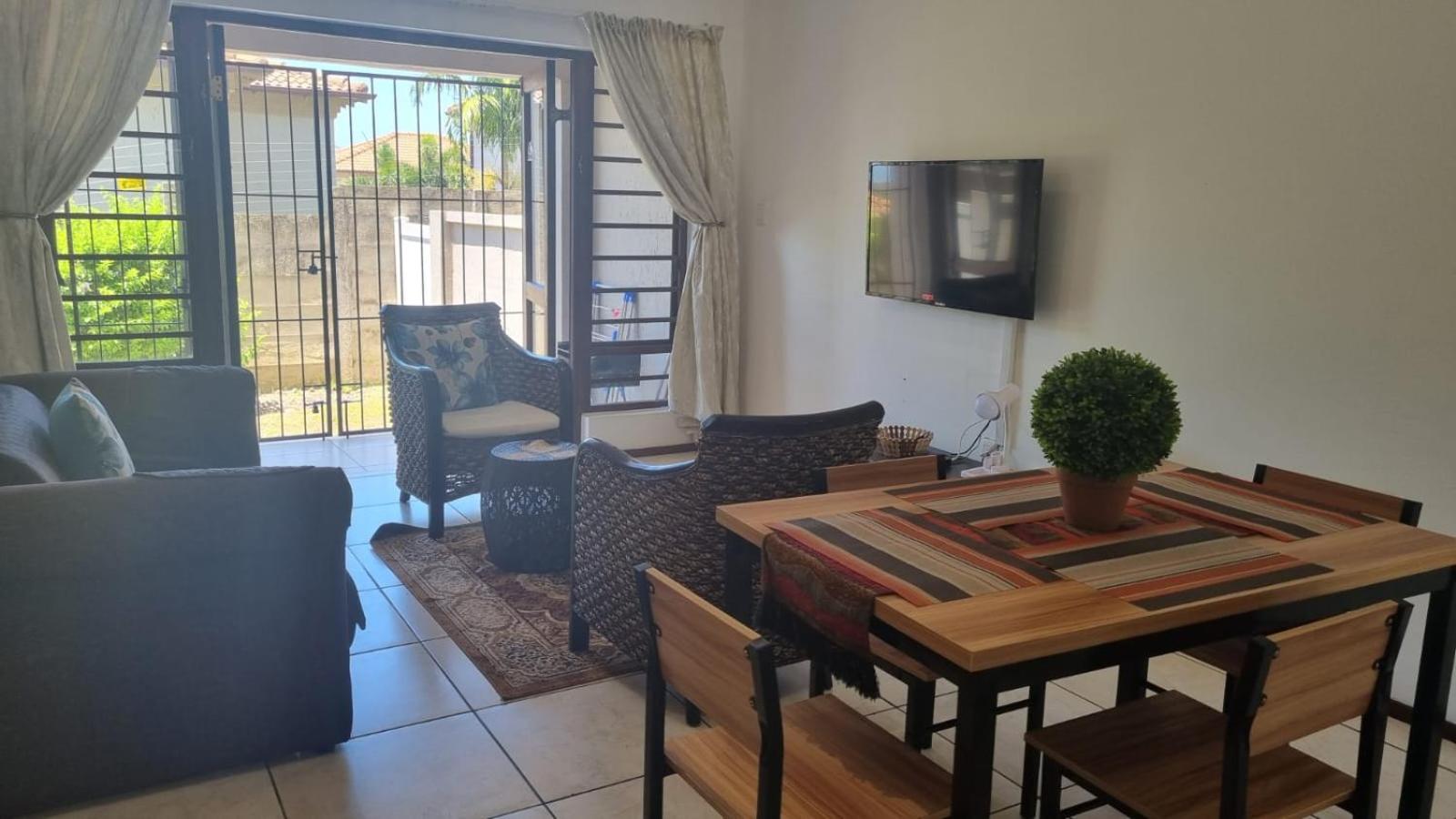 Self Catering. walking distance to beach.