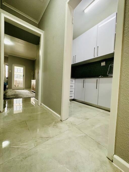 Central Bachelor Apartment - Sea Point