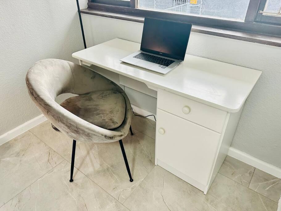 Central Bachelor Apartment - Sea Point