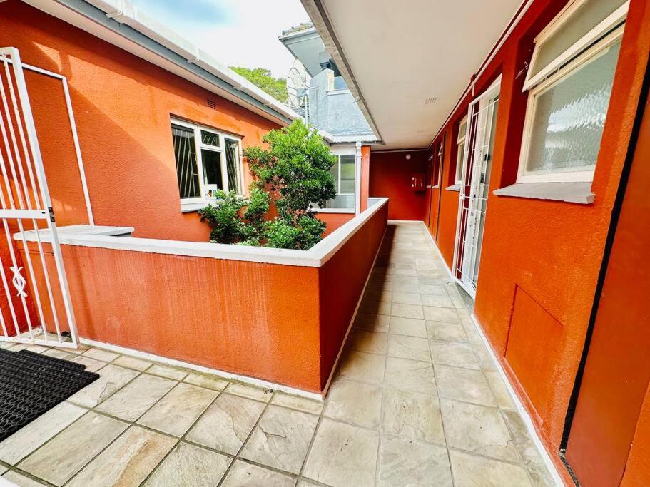 Central Bachelor Apartment - Sea Point