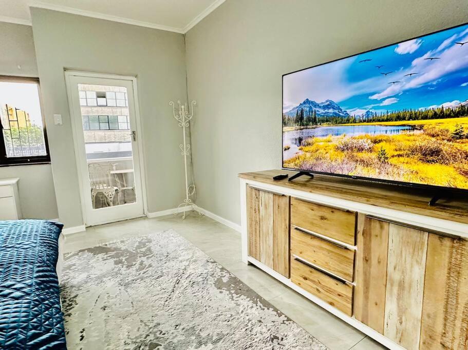 Central Bachelor Apartment - Sea Point
