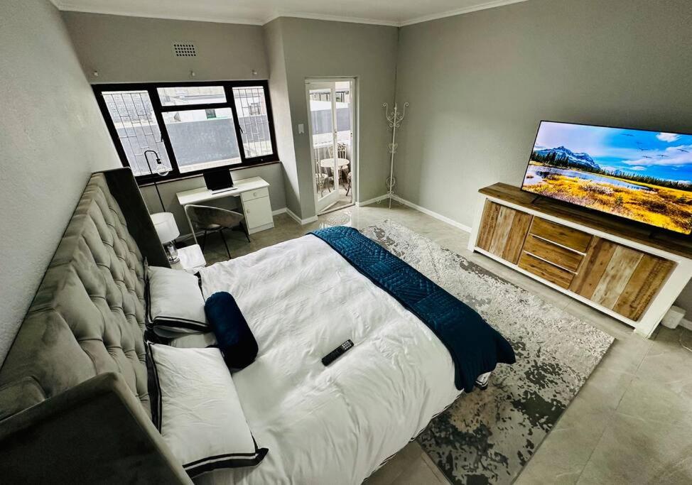 Central Bachelor Apartment - Sea Point