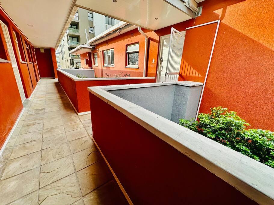 Central Bachelor Apartment - Sea Point