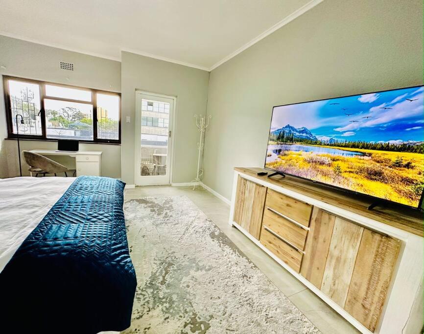 Central Bachelor Apartment - Sea Point