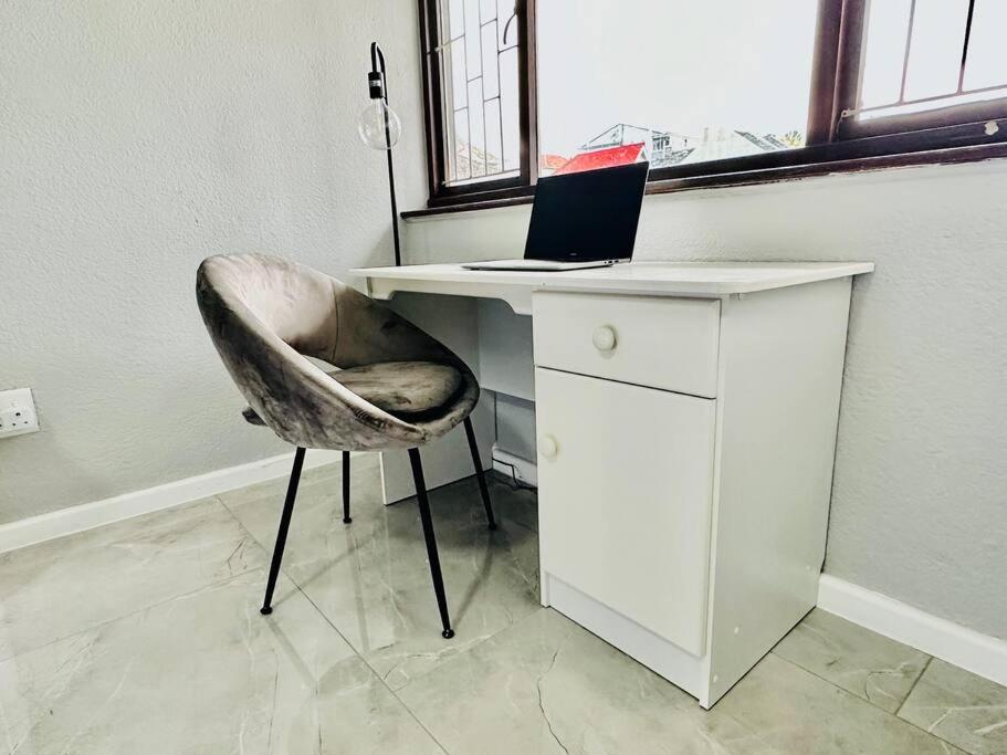 Central Bachelor Apartment - Sea Point