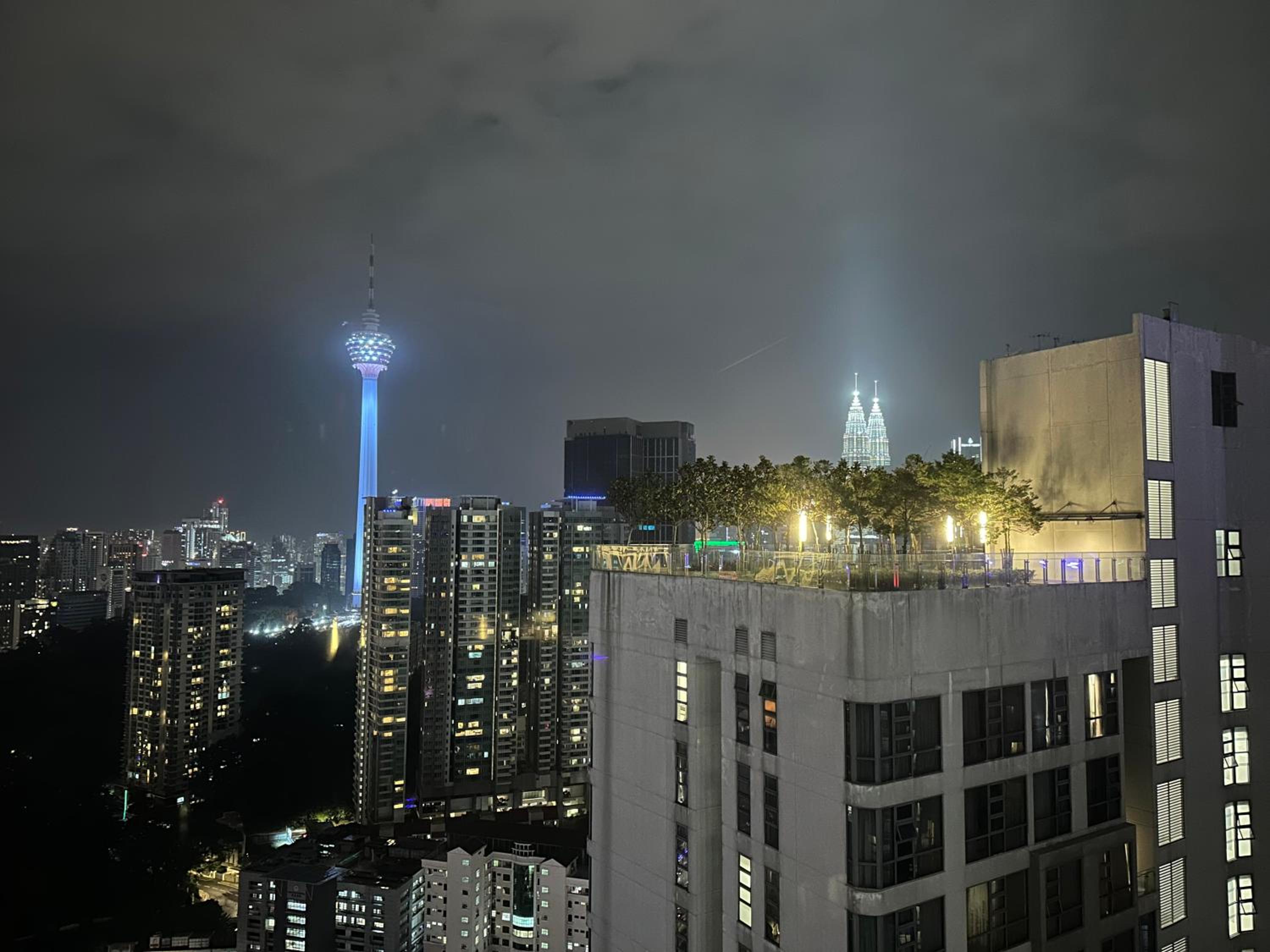 Infinity pool KL Tower View Bukit Bintang Netflix at Robertson