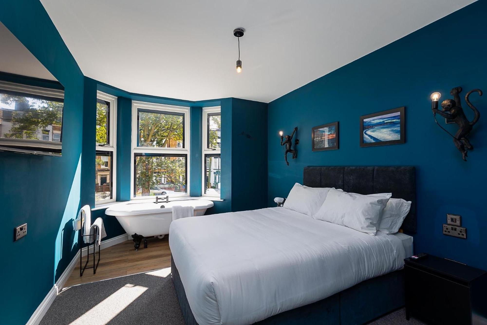 23 Trafalgar Square with hot tub and cinema view 3
