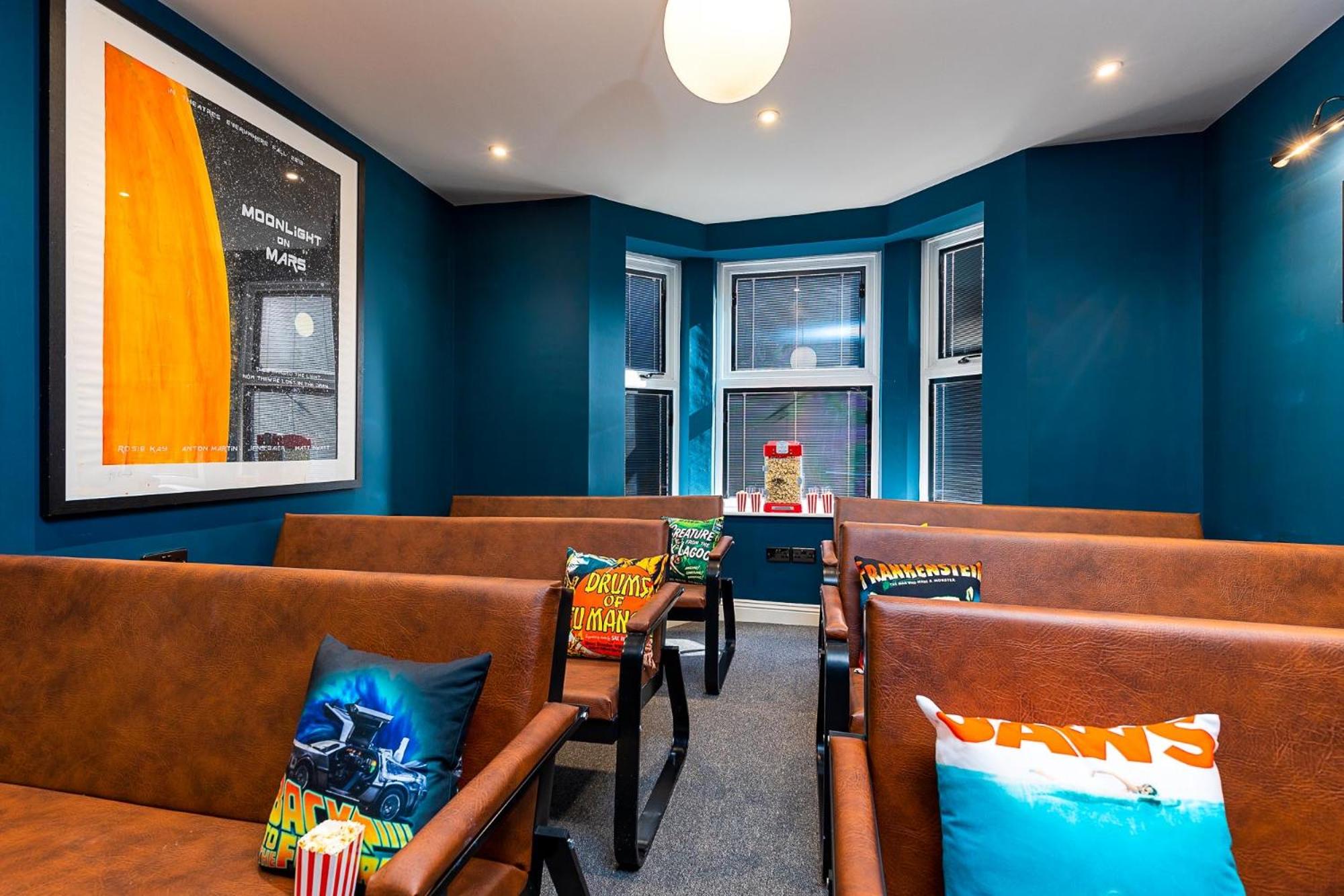 23 Trafalgar Square with hot tub and cinema view 2
