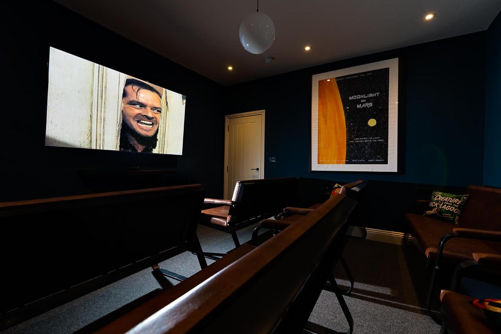 23 Trafalgar Square with hot tub and cinema view 5