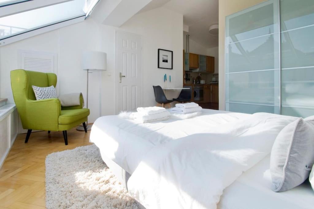 Venus Apartments - Skylit - Deluxe Loft with Skylight