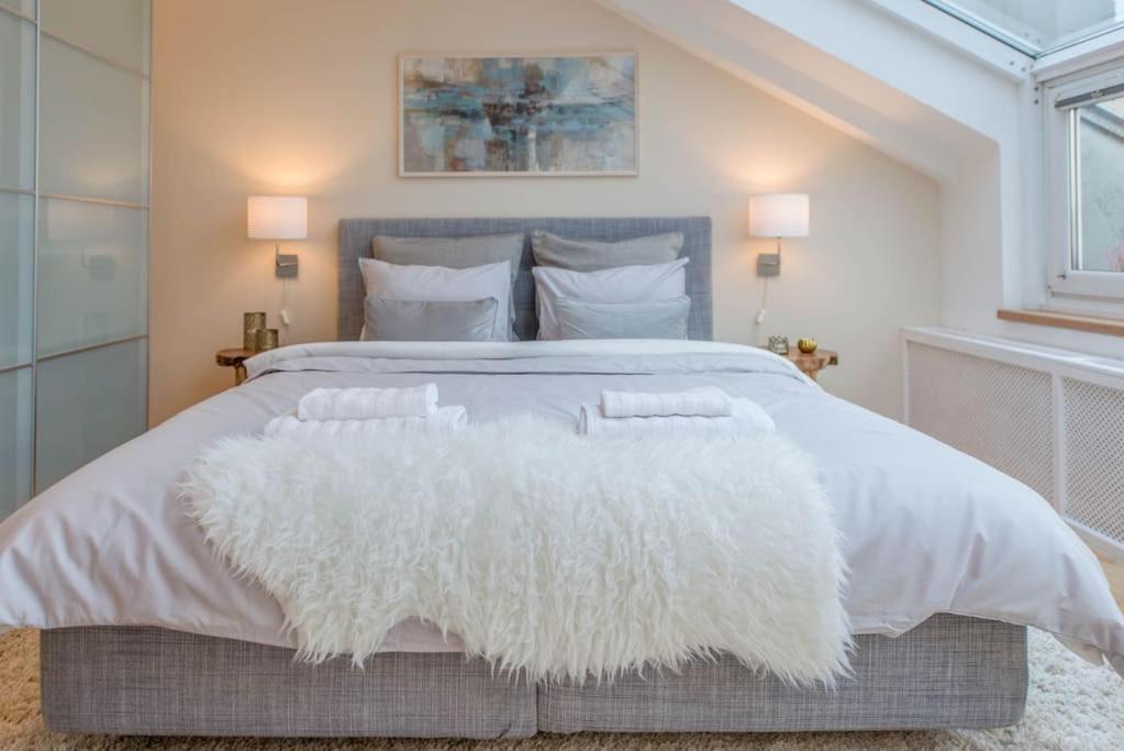 Venus Apartments - Skylit - Deluxe Loft with Skylight