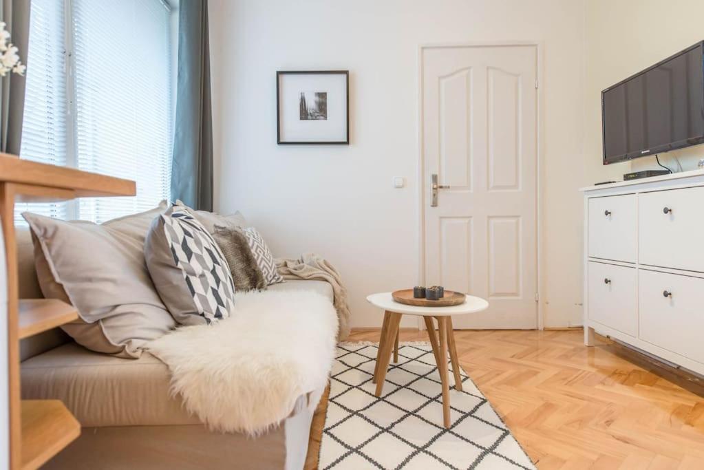 Venus Apartments - Skylit - Deluxe Loft with Skylight