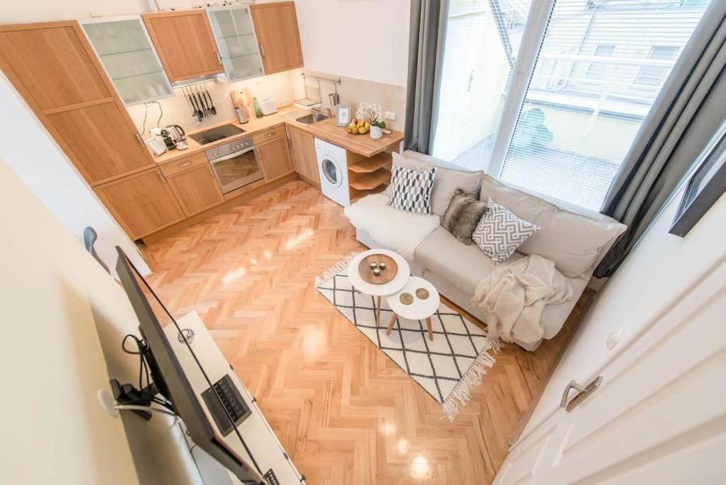Venus Apartments - Skylit - Deluxe Loft with Skylight