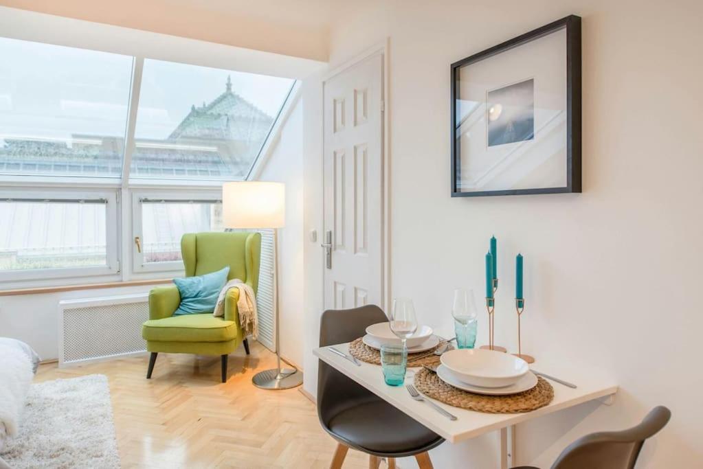 Venus Apartments - Skylit - Deluxe Loft with Skylight