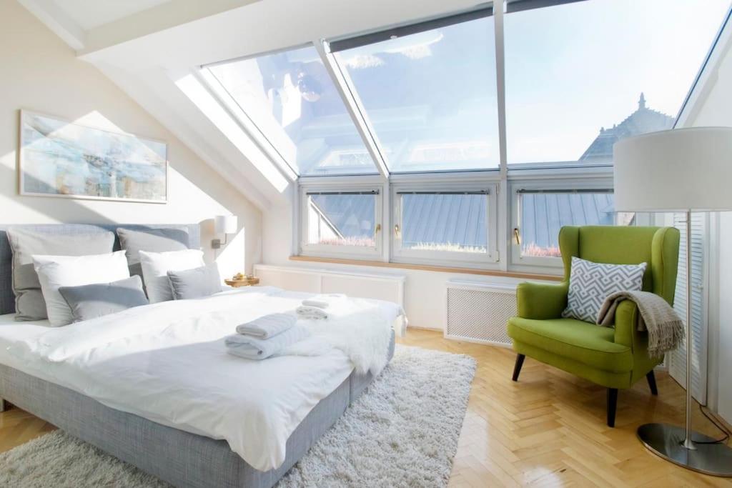 Venus Apartments - Skylit - Deluxe Loft with Skylight
