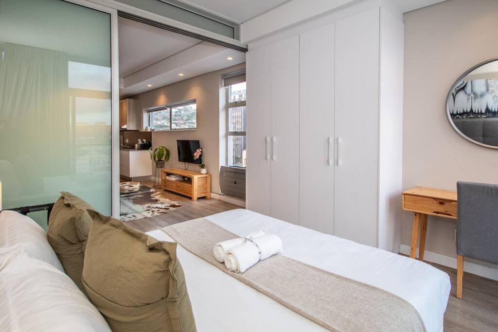 Luxury unit with City Views 709 view 2