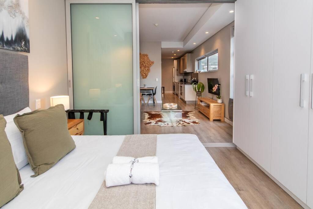 Luxury unit with City Views 709 view 3