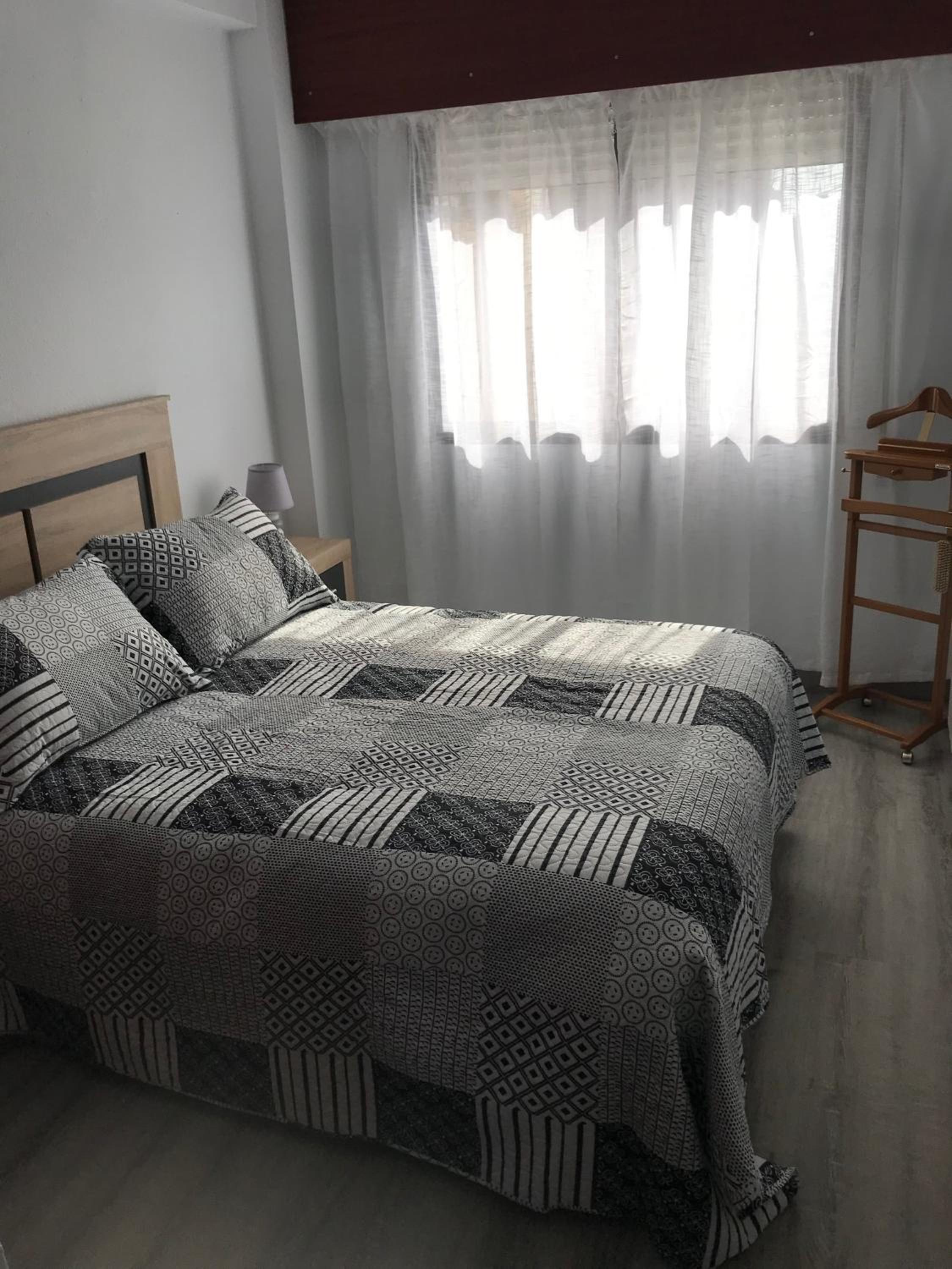 Benidorm apartamento recién reformado cerca de la playa con dos piscinas y pista de tenis. photo 2