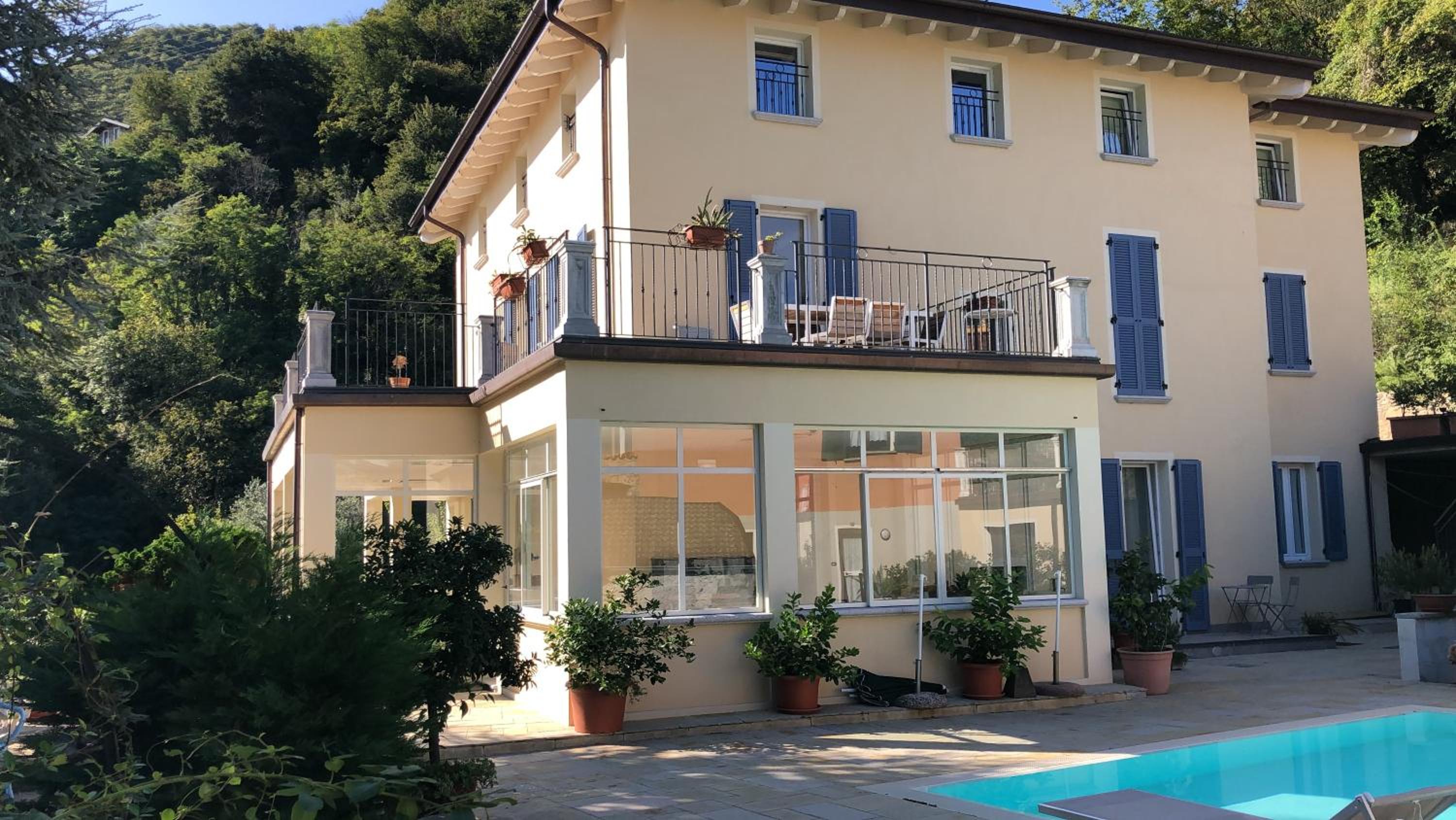 Villa Eden jacuzzi pool & private parking view 3
