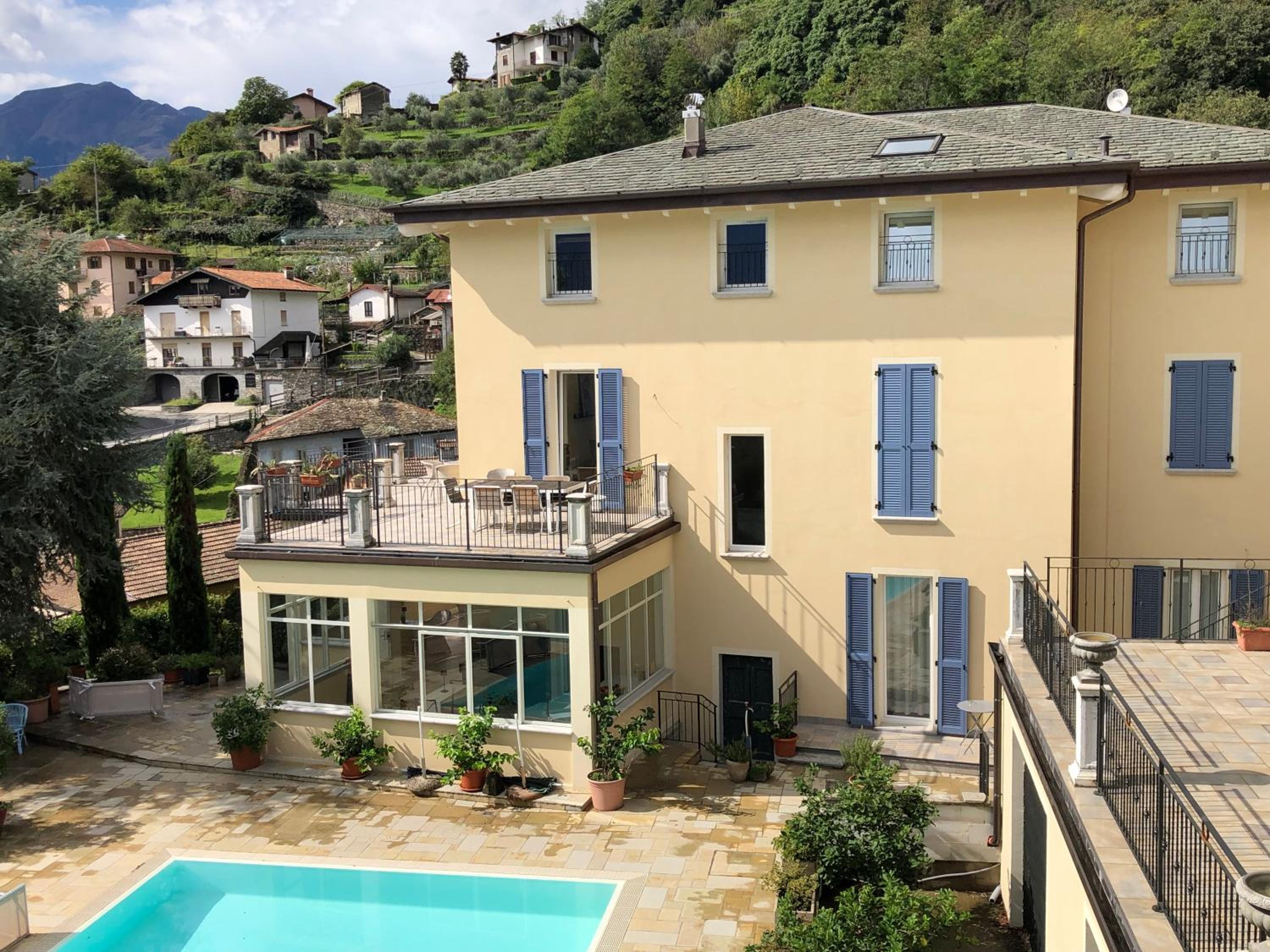 Villa Eden jacuzzi pool & private parking - main view