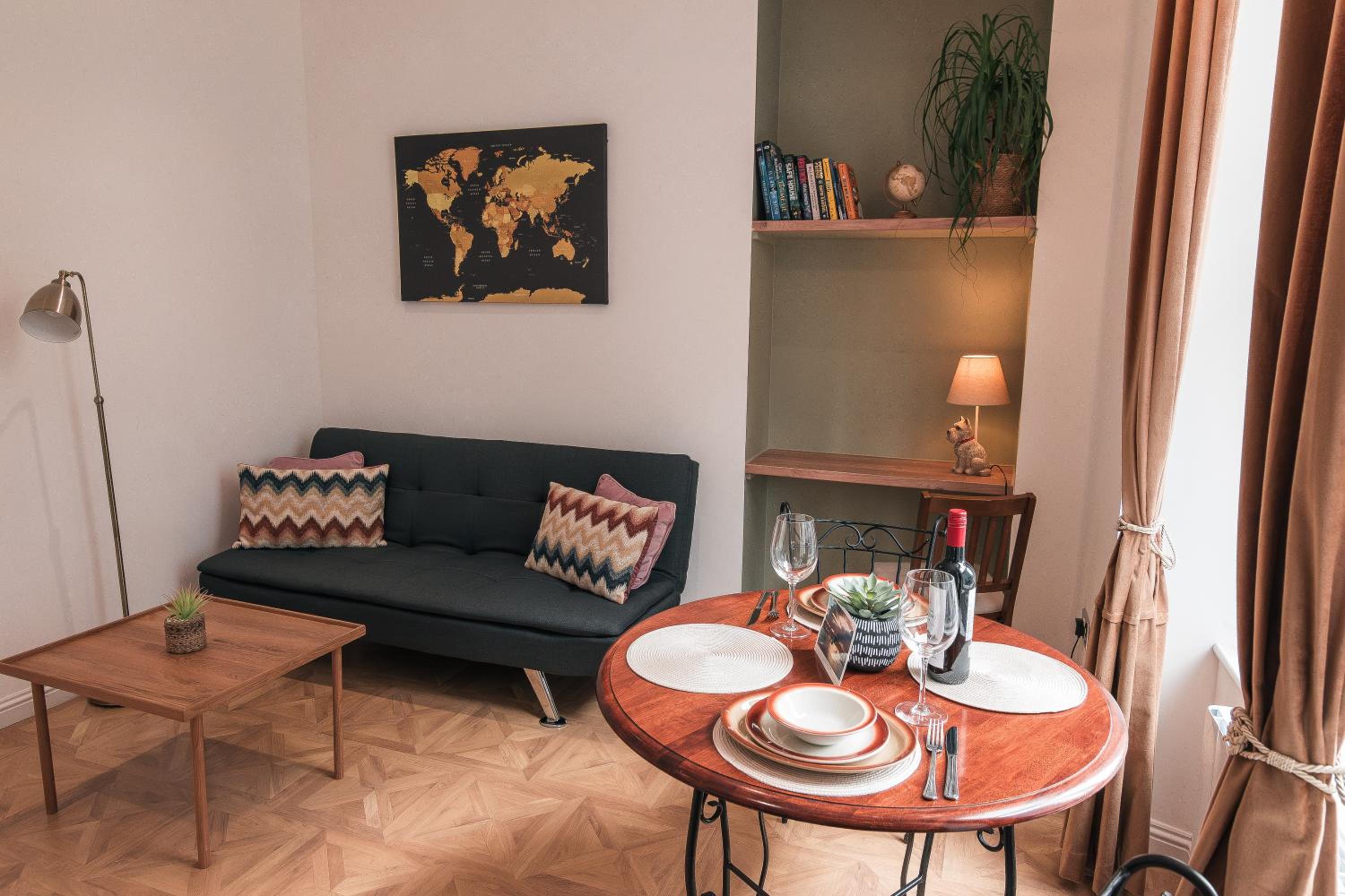 Modern apartment in Aberdeen City Centre, Guild street, free WiFi view 2