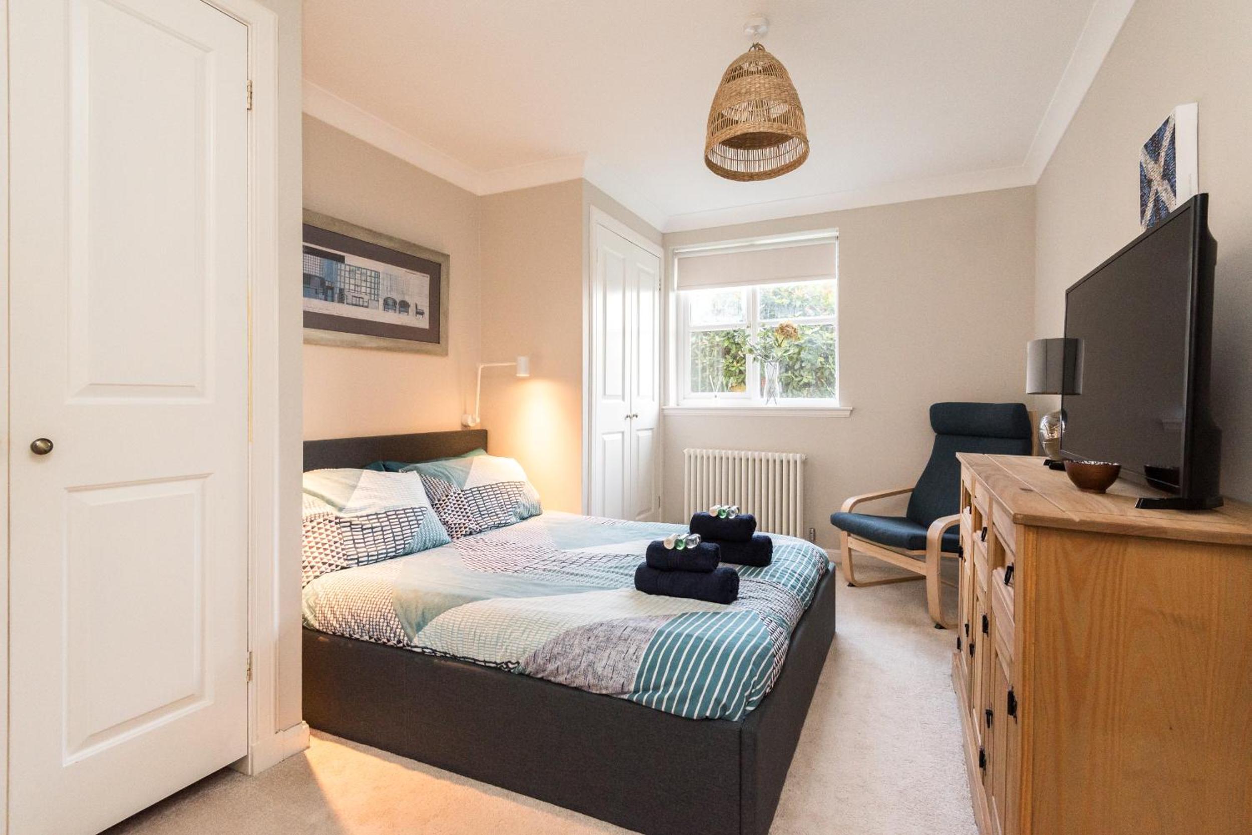 Cosy Roseburn Apartment, Edinburgh - 2 Bedrooms, FREE PARKING