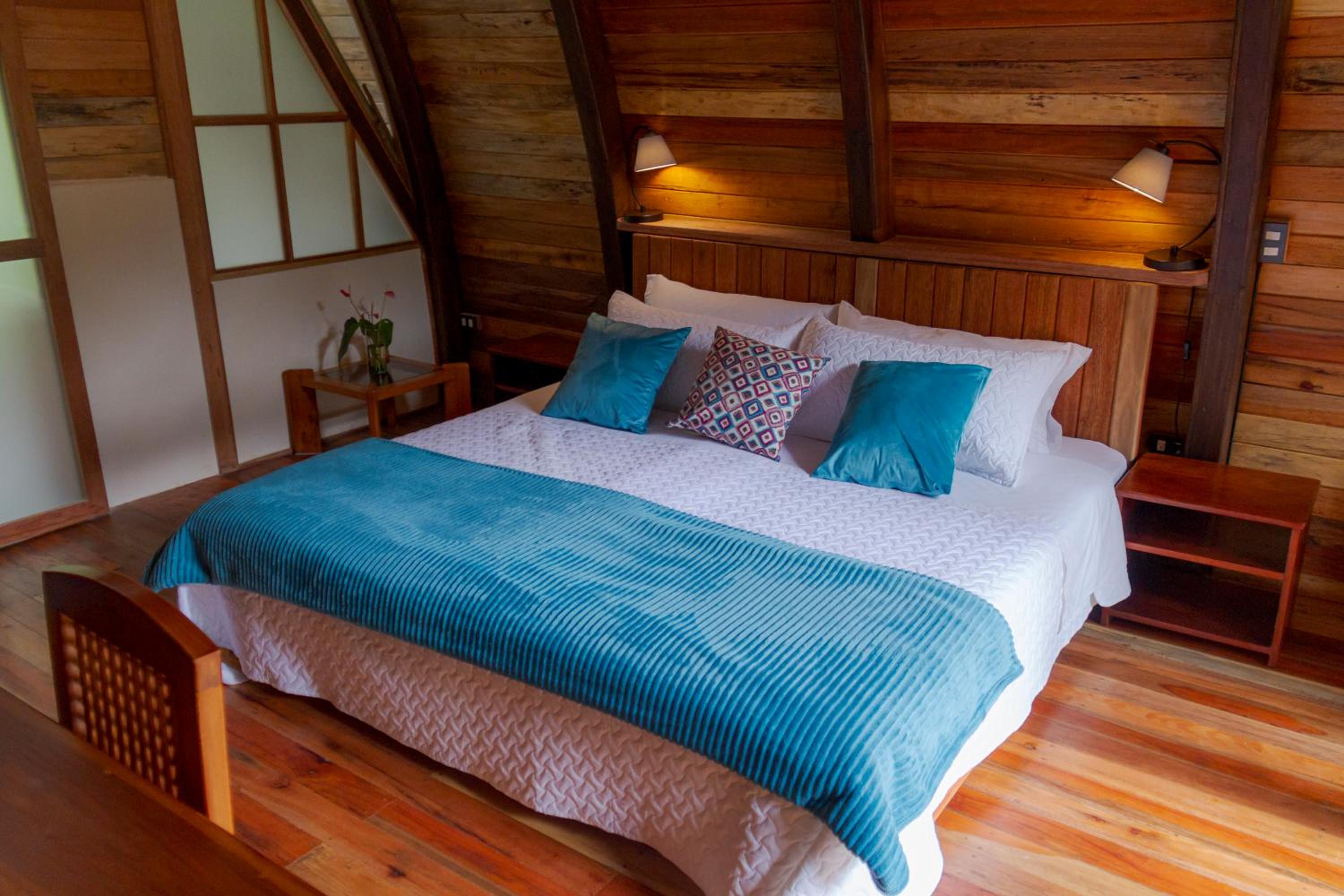 Sacha Urco Lodge -Private Cloud Forest Reserve in Mindo- 4x4 recommended March-April